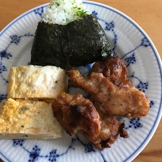 青のりおむすびと黒ごまの卵焼き、唐揚げの朝ごはん